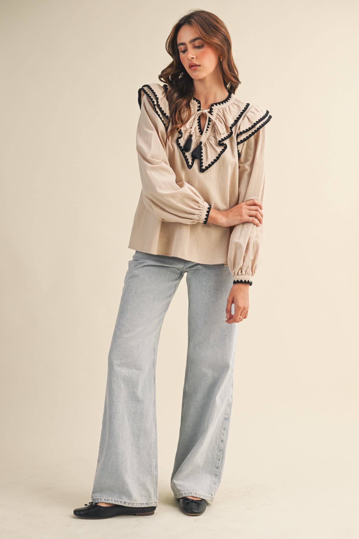 RUFFLED BALLOON SLEEVE TOP WITH CONTRAST STITC: Deep Sage Green