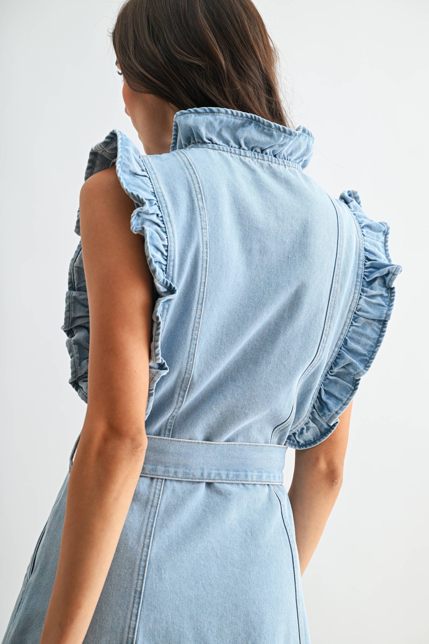 SLEEVELESS DENIM DRESS WITH RUFFLE DETAILS: LIGHT DENIM