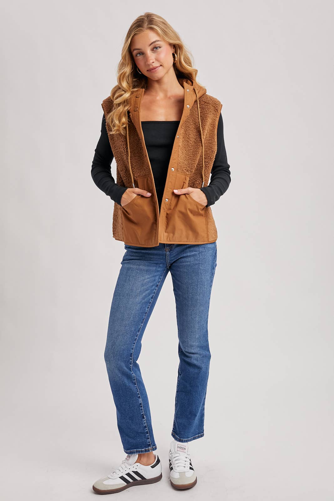 SHERPA FLEECE HOODED VEST WITH FAUX SUEDE INNER: ECRU / M