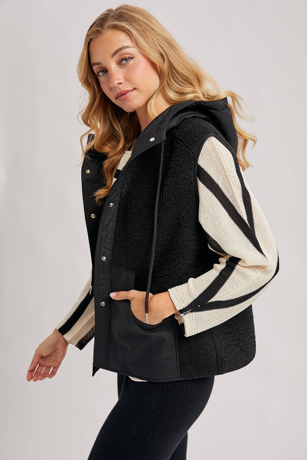 SHERPA FLEECE HOODED VEST WITH FAUX SUEDE INNER: ECRU / M