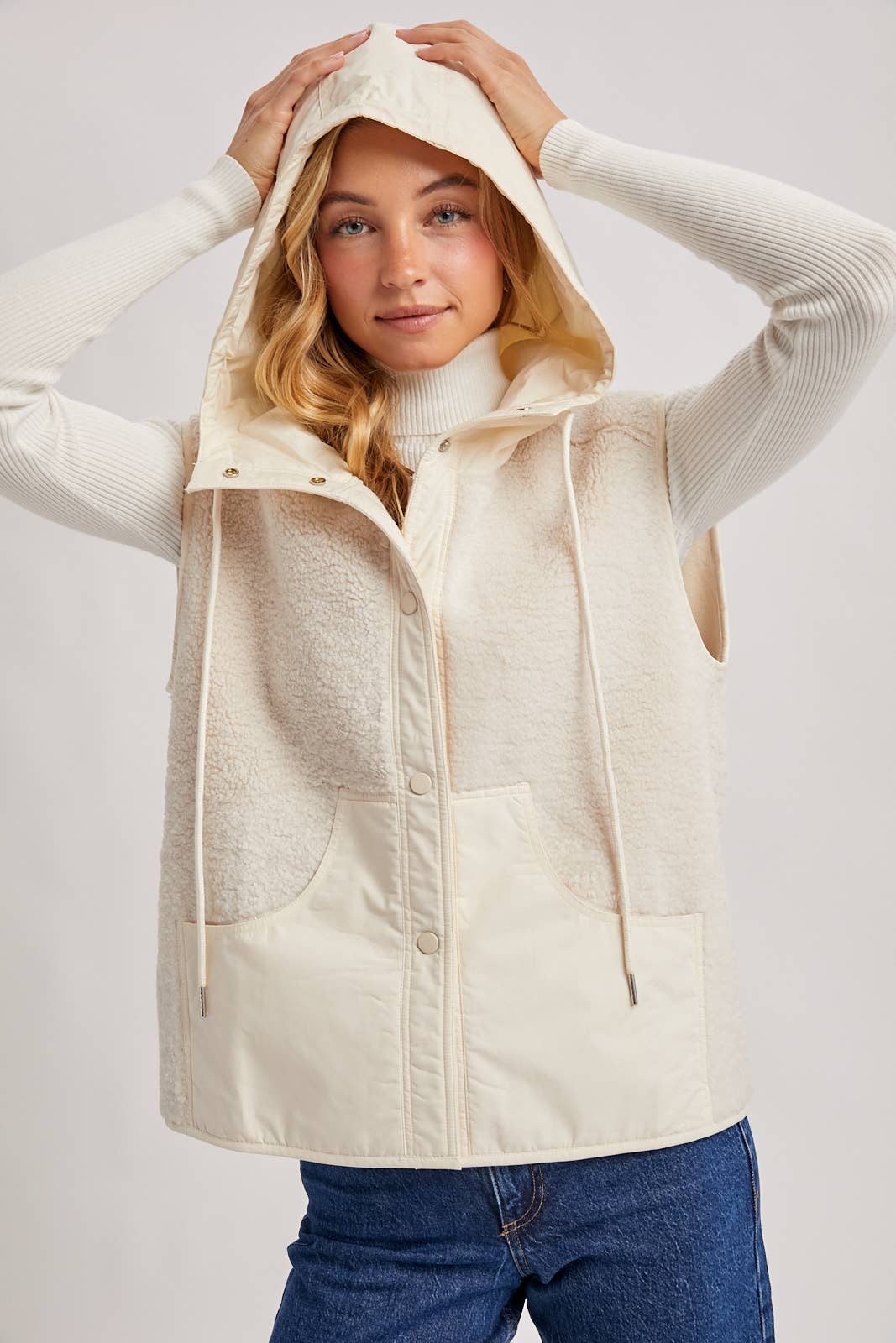 SHERPA FLEECE HOODED VEST WITH FAUX SUEDE INNER: ECRU / M