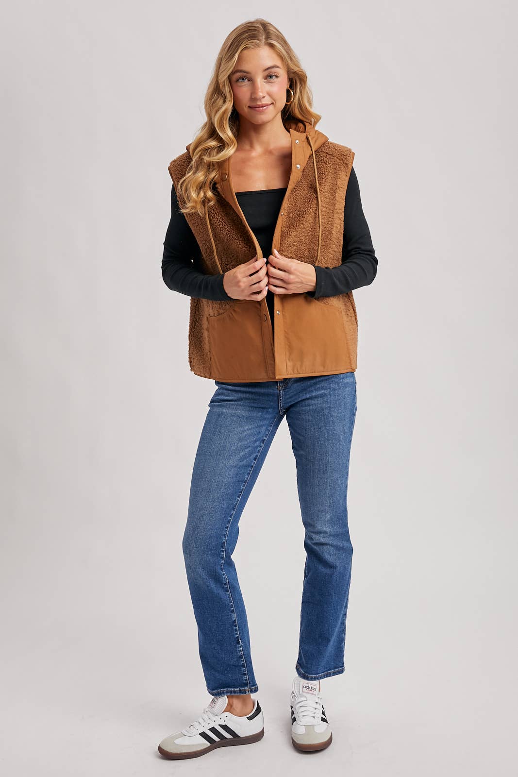 SHERPA FLEECE HOODED VEST WITH FAUX SUEDE INNER: ECRU / M