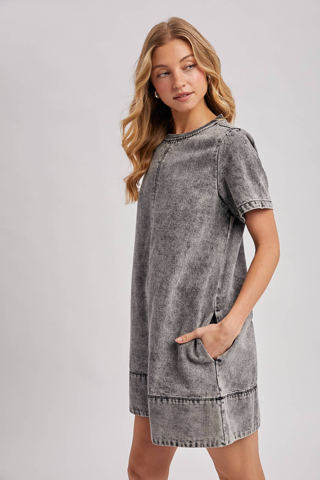 WASHED BLACK DENIM T-SHIRT DRESS: WASHED BLACK