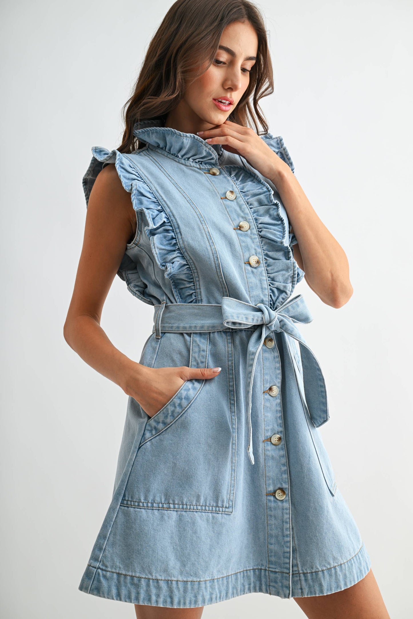 SLEEVELESS DENIM DRESS WITH RUFFLE DETAILS: LIGHT DENIM