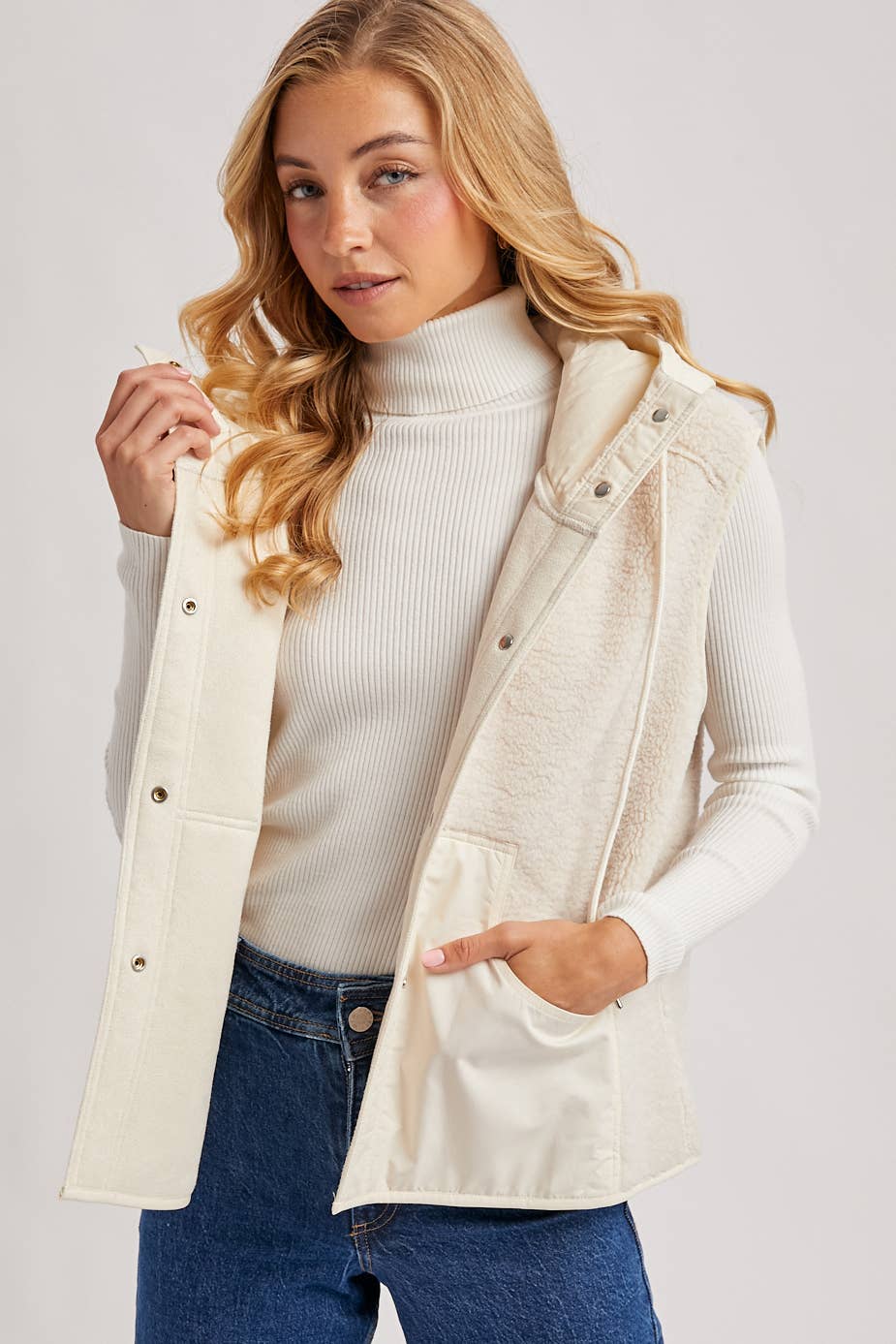 SHERPA FLEECE HOODED VEST WITH FAUX SUEDE INNER: ECRU / M