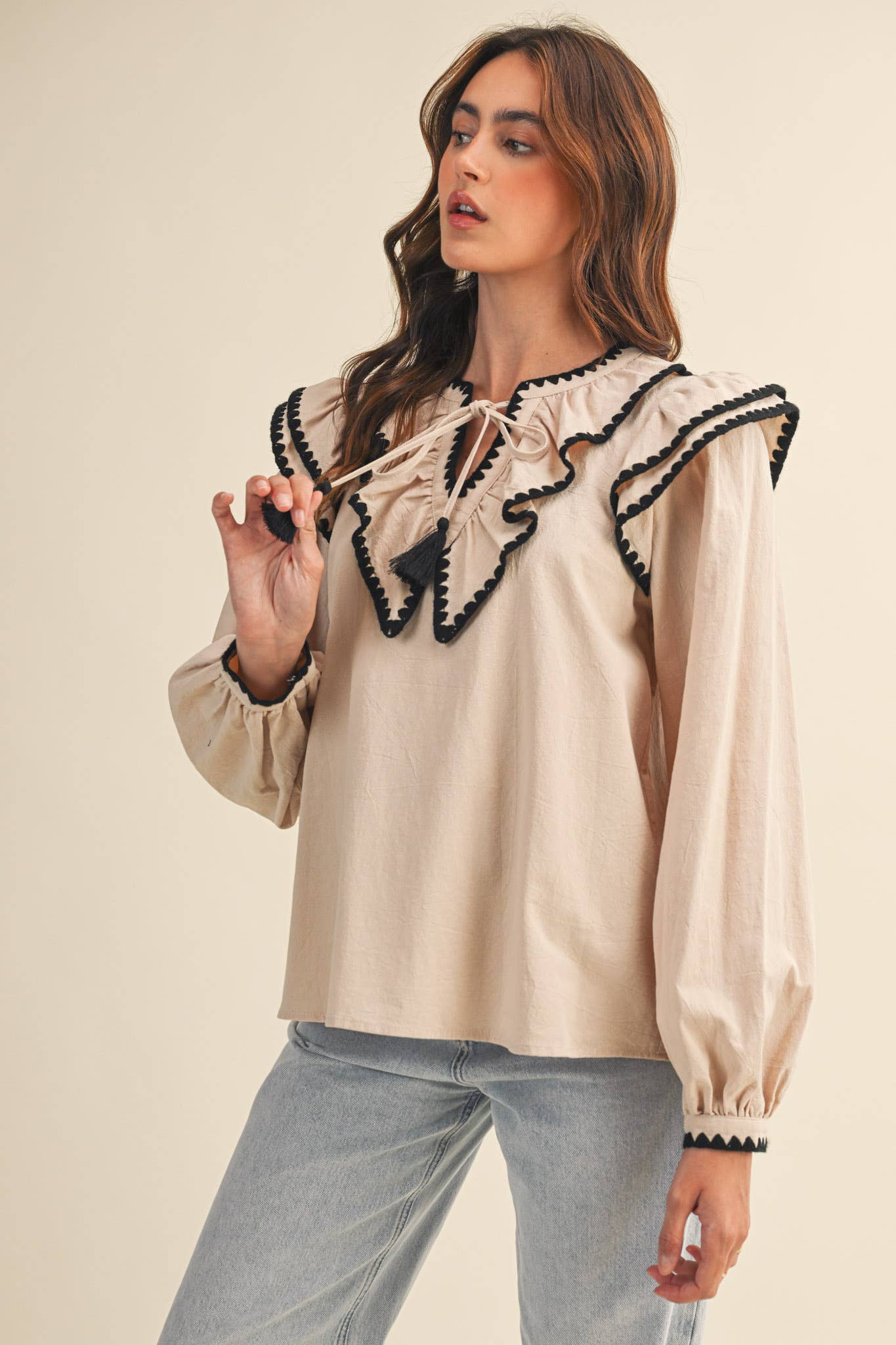 RUFFLED BALLOON SLEEVE TOP WITH CONTRAST STITC: Deep Sage Green