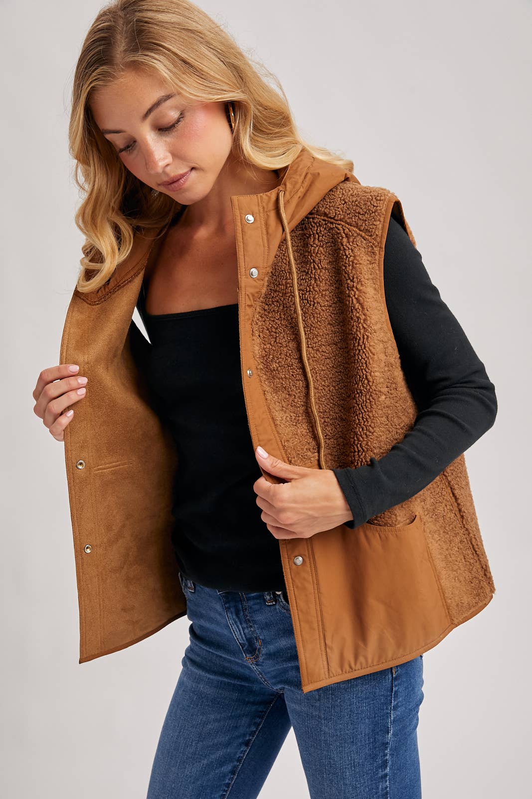 SHERPA FLEECE HOODED VEST WITH FAUX SUEDE INNER: ECRU / M