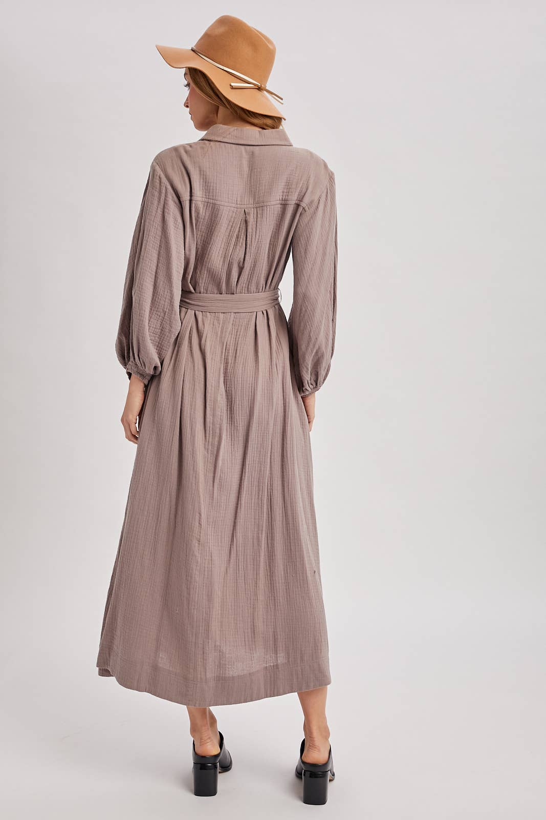 BUBBLE SLEEVE BELTED SHIRTS MIDI DRESS: MUSHROOM