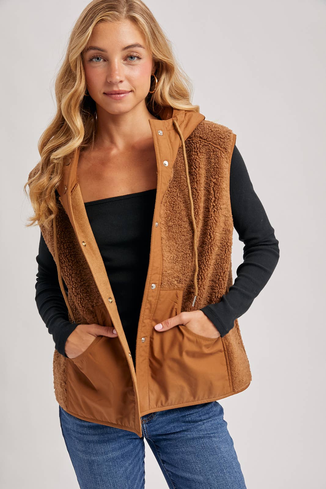 SHERPA FLEECE HOODED VEST WITH FAUX SUEDE INNER: ECRU / M