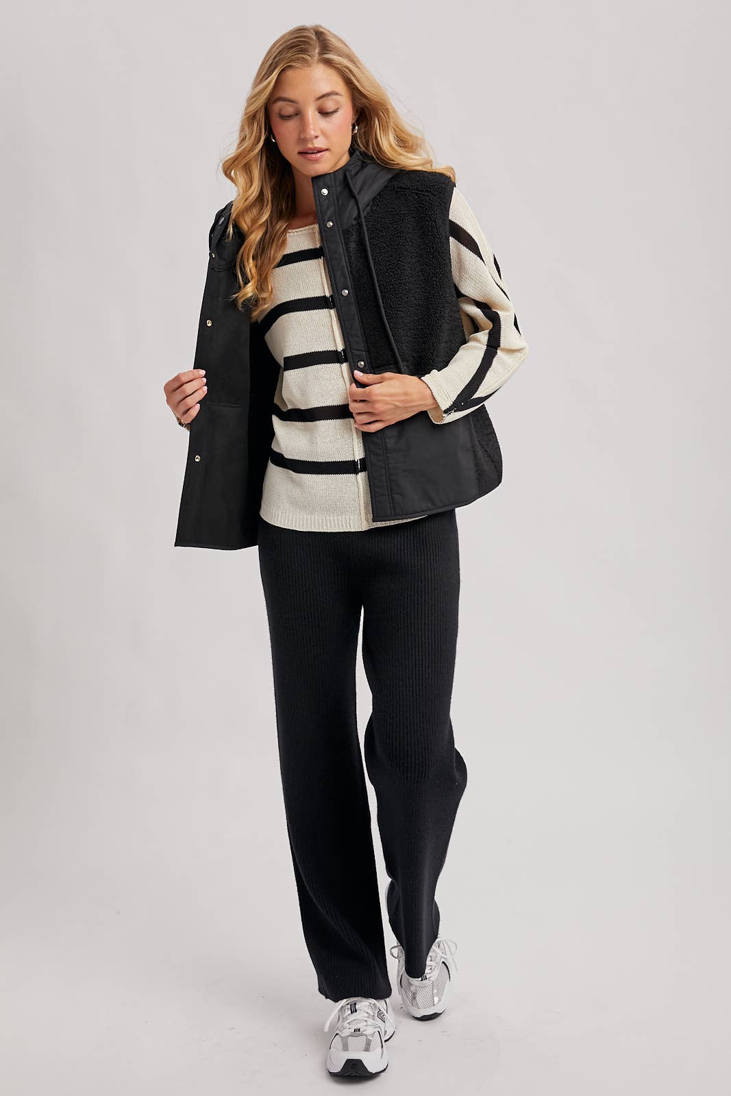SHERPA FLEECE HOODED VEST WITH FAUX SUEDE INNER: ECRU / M