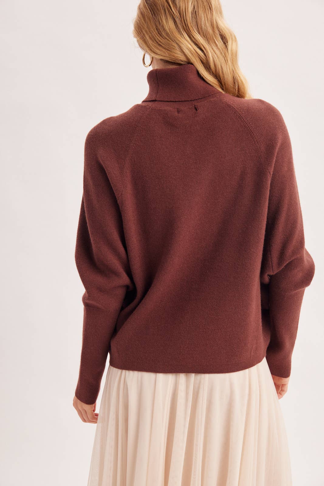 TURTLE NECK BATWING SLEEVED PULLOVER KNIT SWEATER: MELANG TAUPE