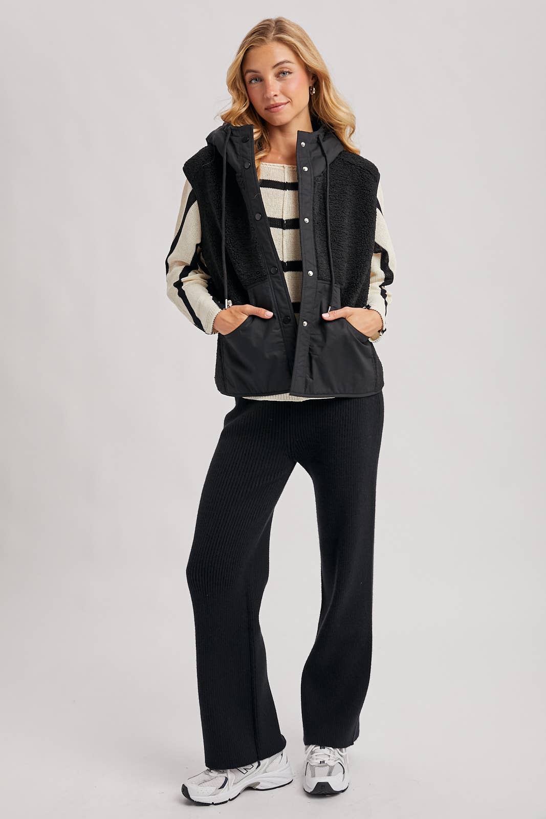 SHERPA FLEECE HOODED VEST WITH FAUX SUEDE INNER: ECRU / M