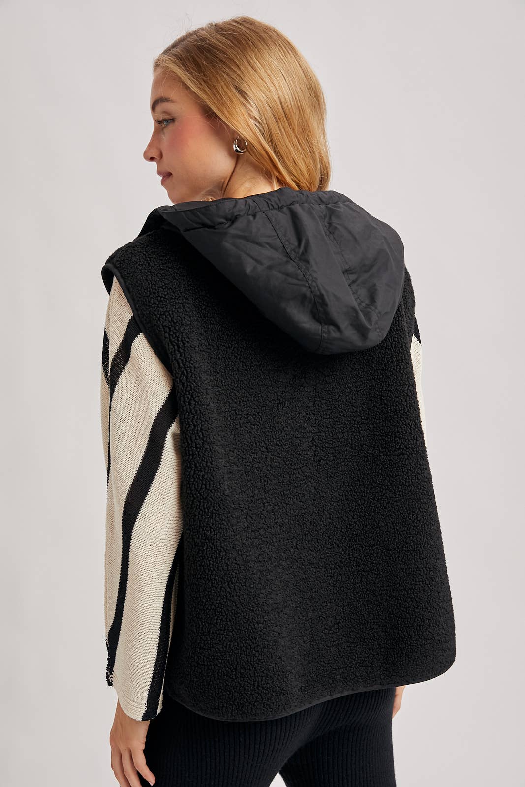 SHERPA FLEECE HOODED VEST WITH FAUX SUEDE INNER: ECRU / M