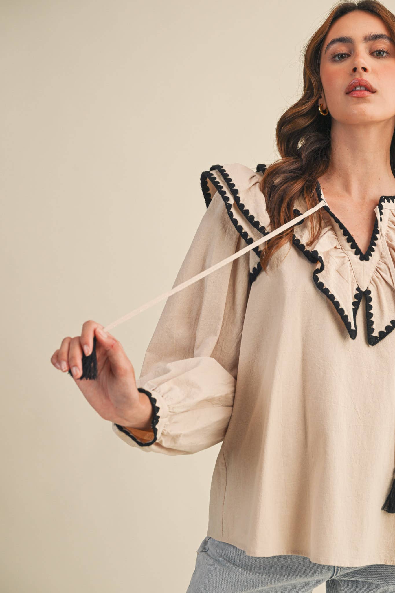 RUFFLED BALLOON SLEEVE TOP WITH CONTRAST STITC: Deep Sage Green
