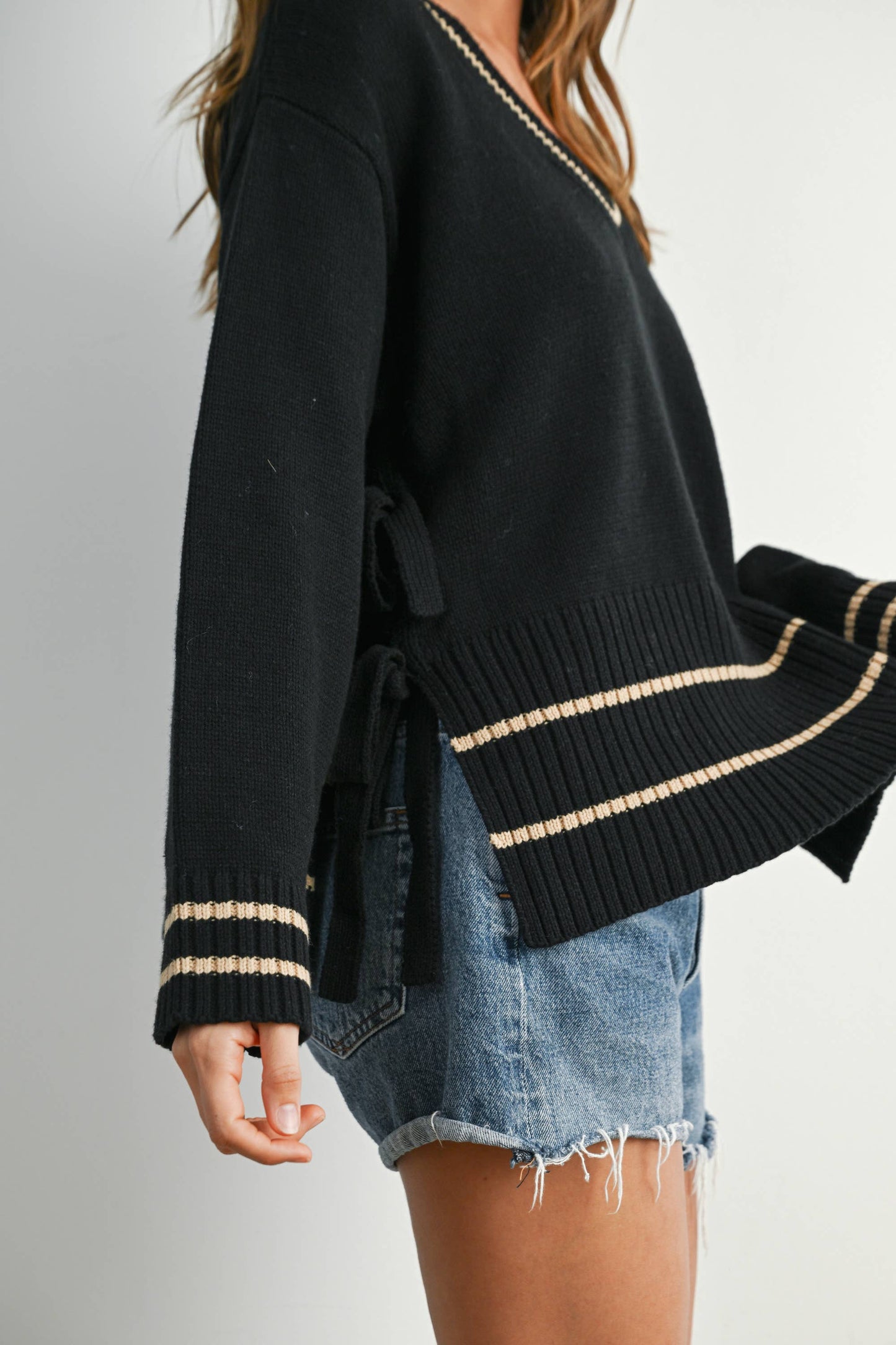 V-Neck Trimmed Long Sleeve Varsity Sweater - NAVY