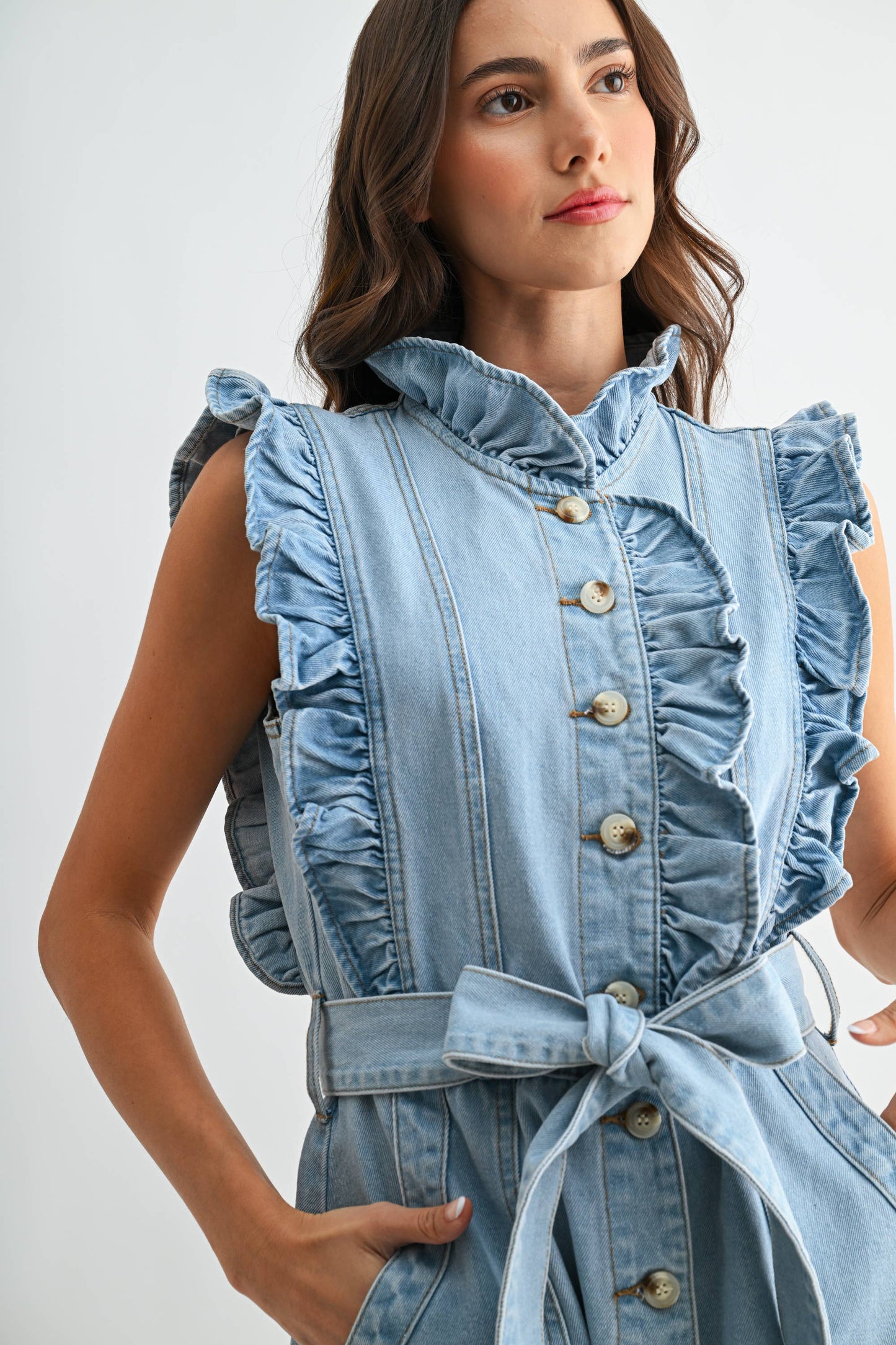 SLEEVELESS DENIM DRESS WITH RUFFLE DETAILS: LIGHT DENIM
