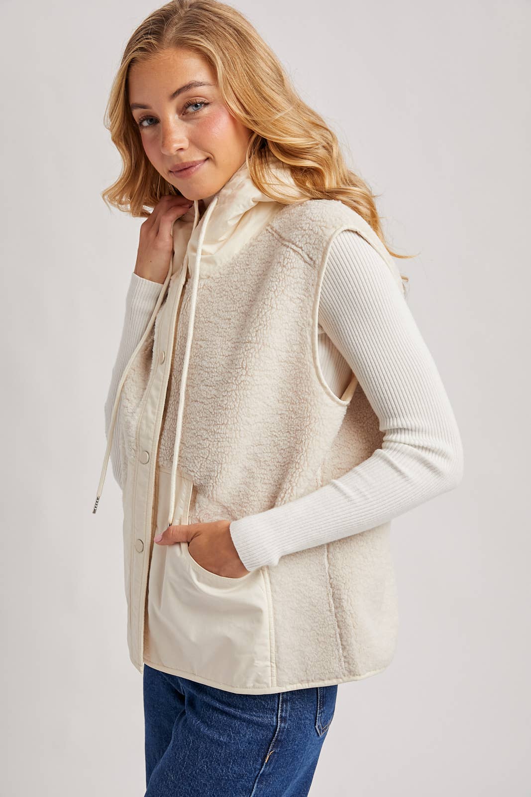 SHERPA FLEECE HOODED VEST WITH FAUX SUEDE INNER: ECRU / M