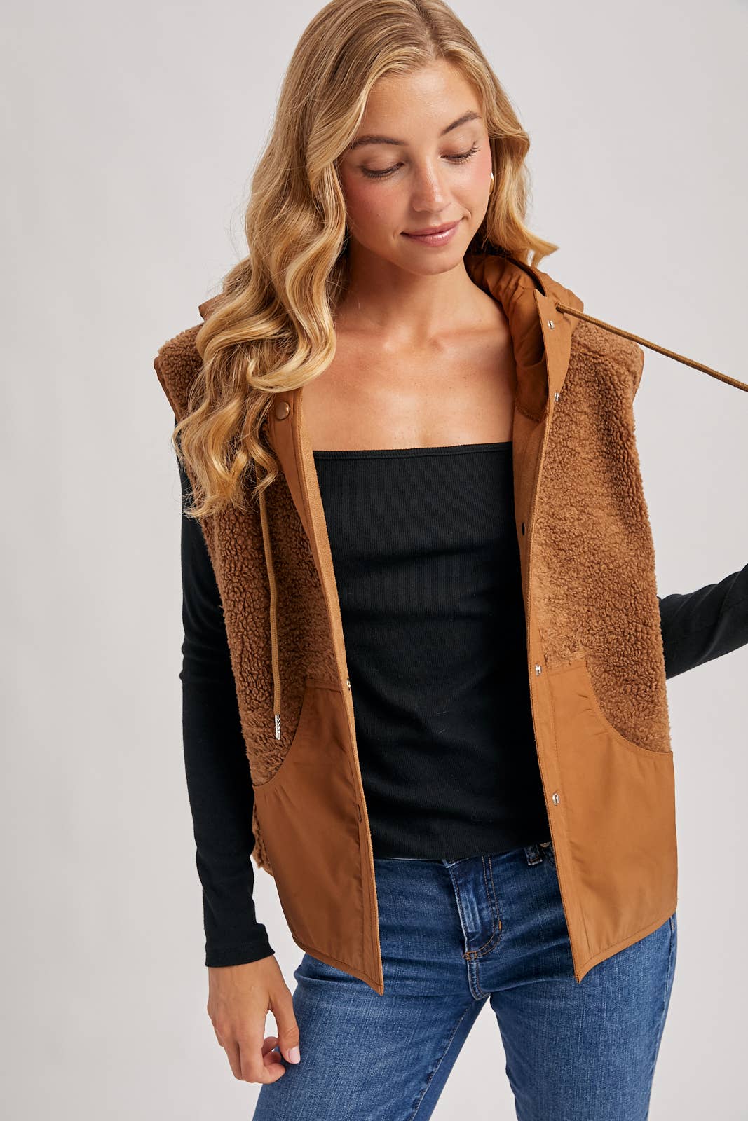 SHERPA FLEECE HOODED VEST WITH FAUX SUEDE INNER: ECRU / M