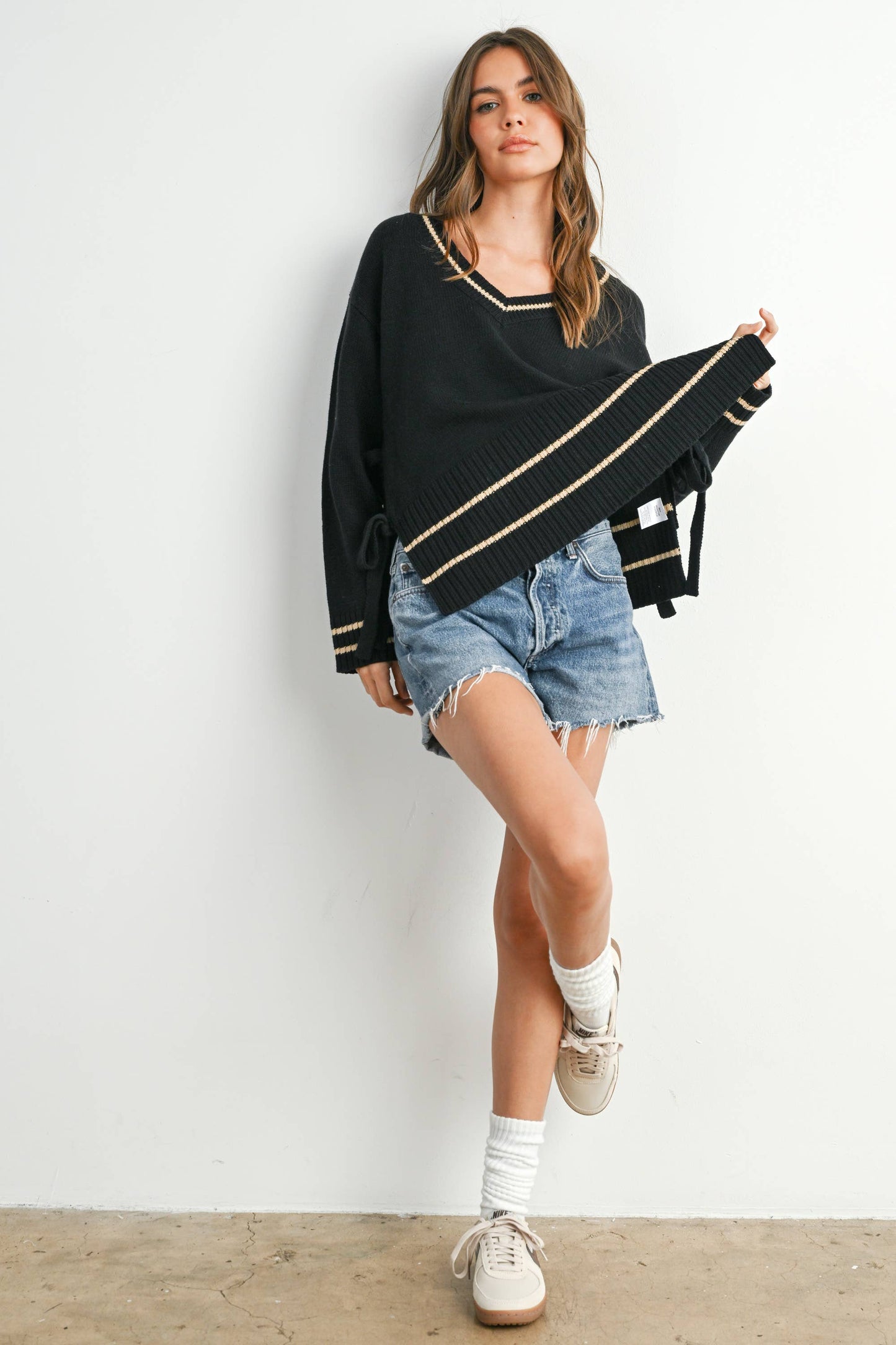 V-Neck Trimmed Long Sleeve Varsity Sweater - NAVY