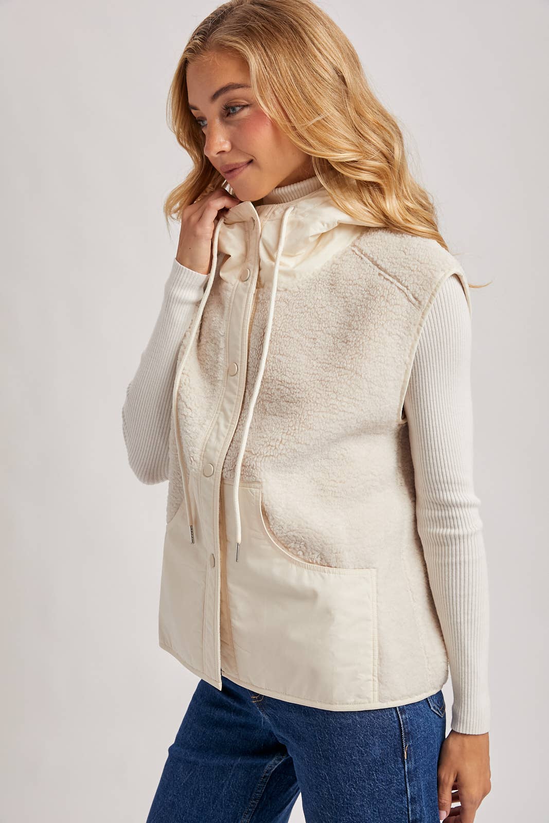 SHERPA FLEECE HOODED VEST WITH FAUX SUEDE INNER: ECRU / M