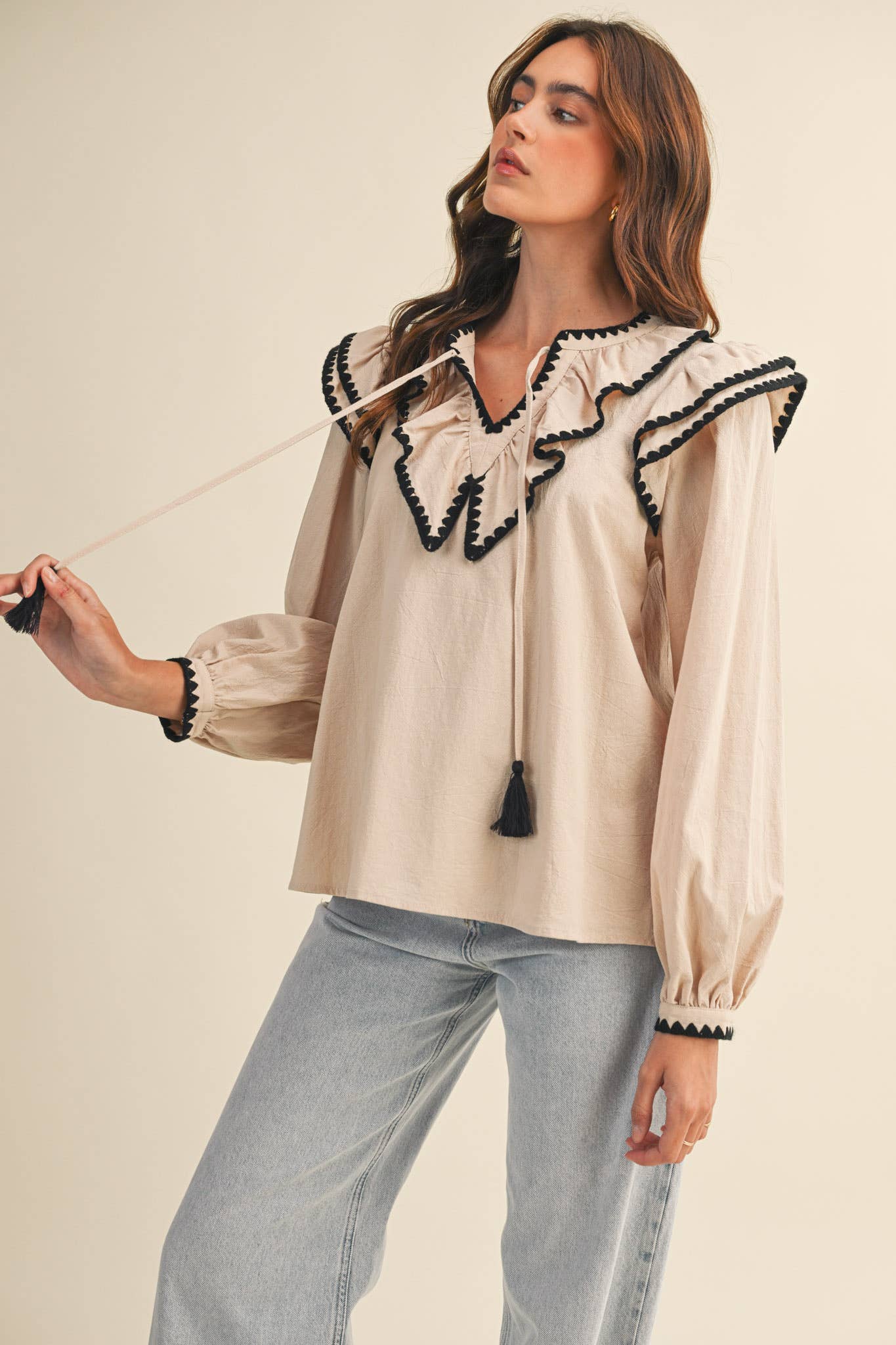 RUFFLED BALLOON SLEEVE TOP WITH CONTRAST STITC: Deep Sage Green