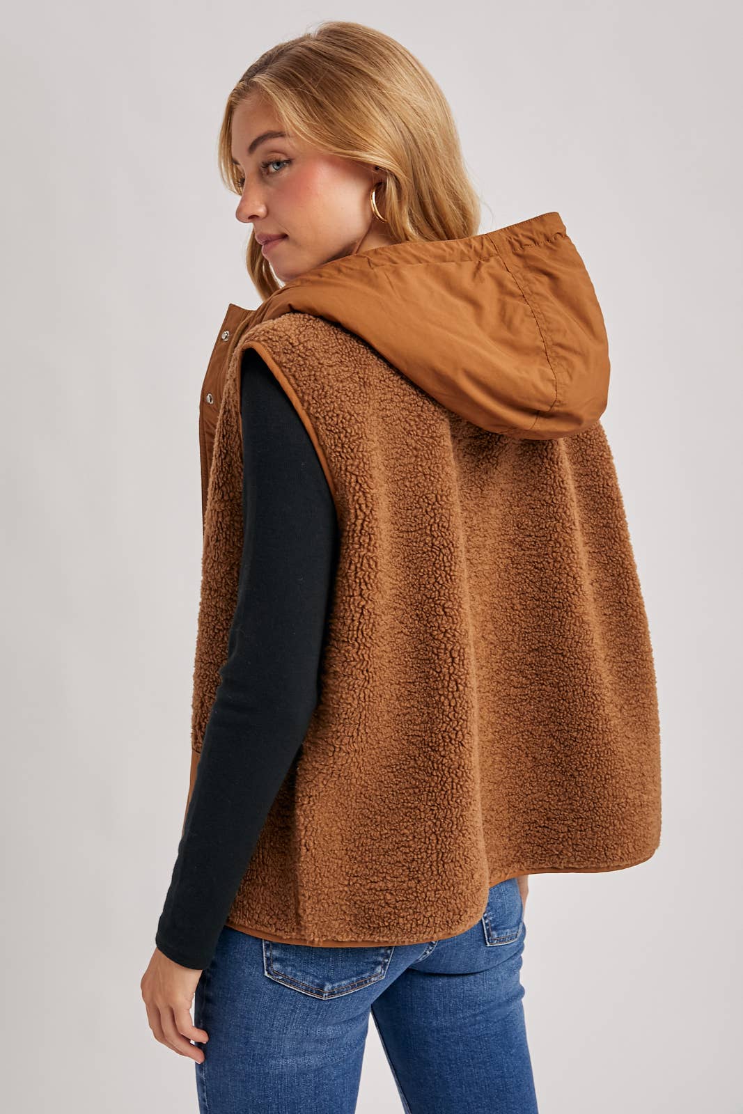 SHERPA FLEECE HOODED VEST WITH FAUX SUEDE INNER: ECRU / M
