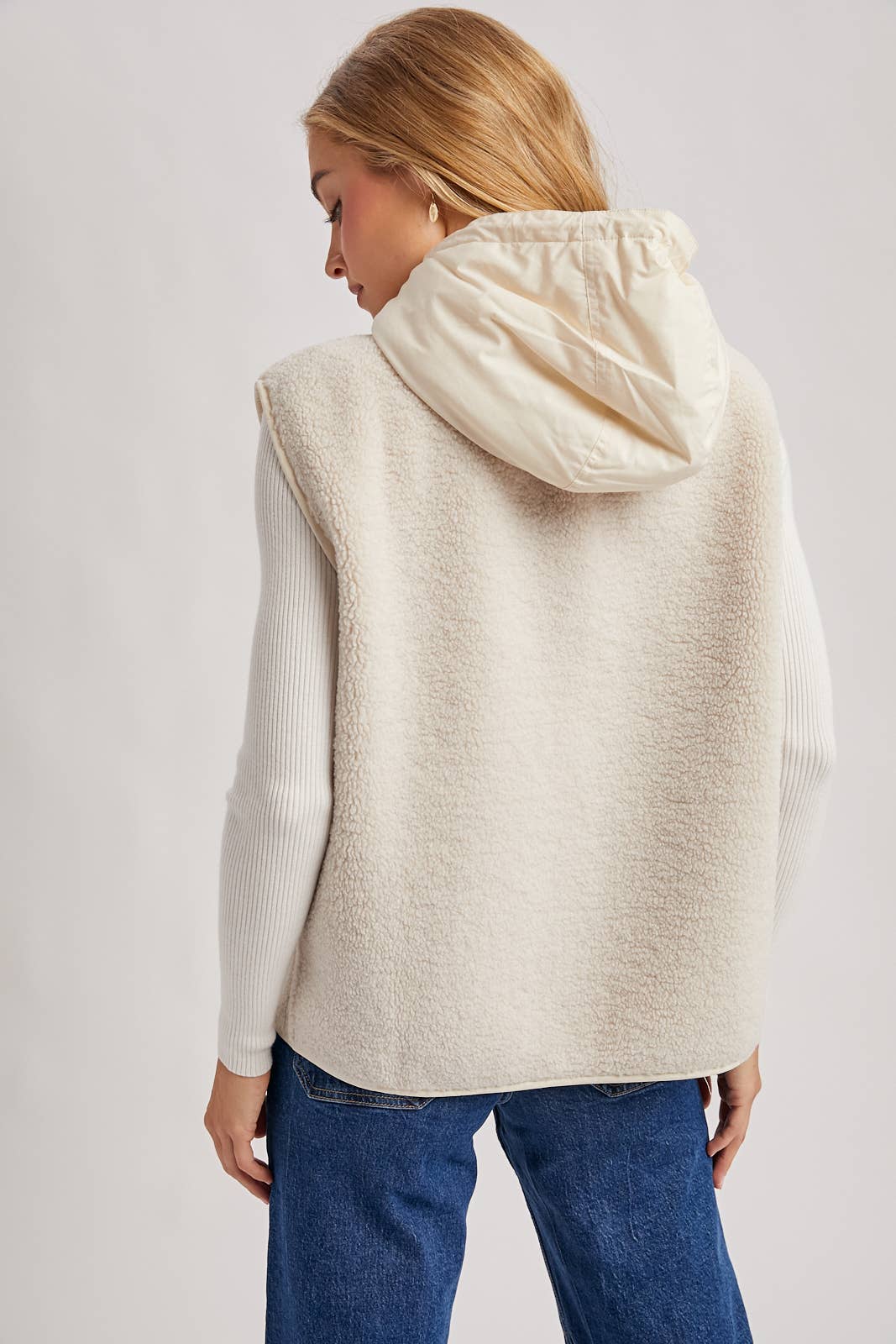 SHERPA FLEECE HOODED VEST WITH FAUX SUEDE INNER: ECRU / M