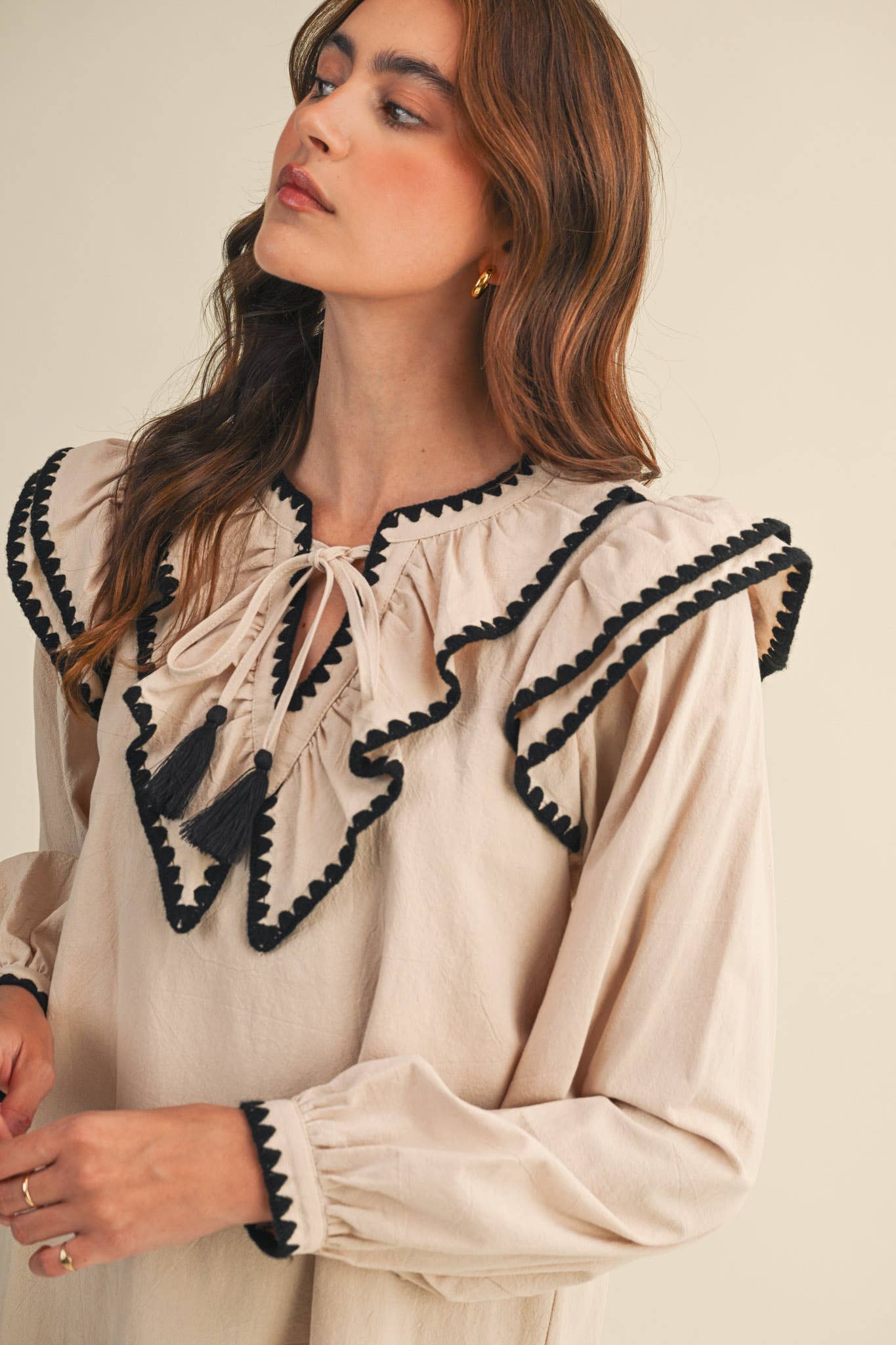 RUFFLED BALLOON SLEEVE TOP WITH CONTRAST STITC: Deep Sage Green