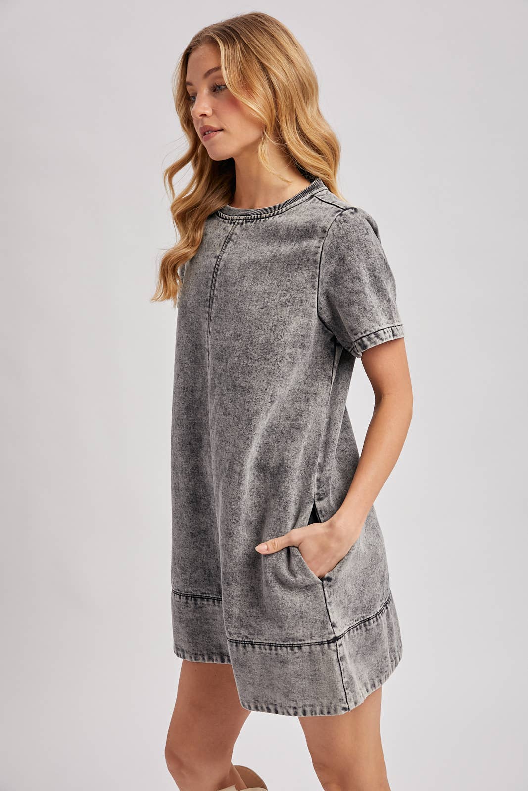 WASHED BLACK DENIM T-SHIRT DRESS: WASHED BLACK