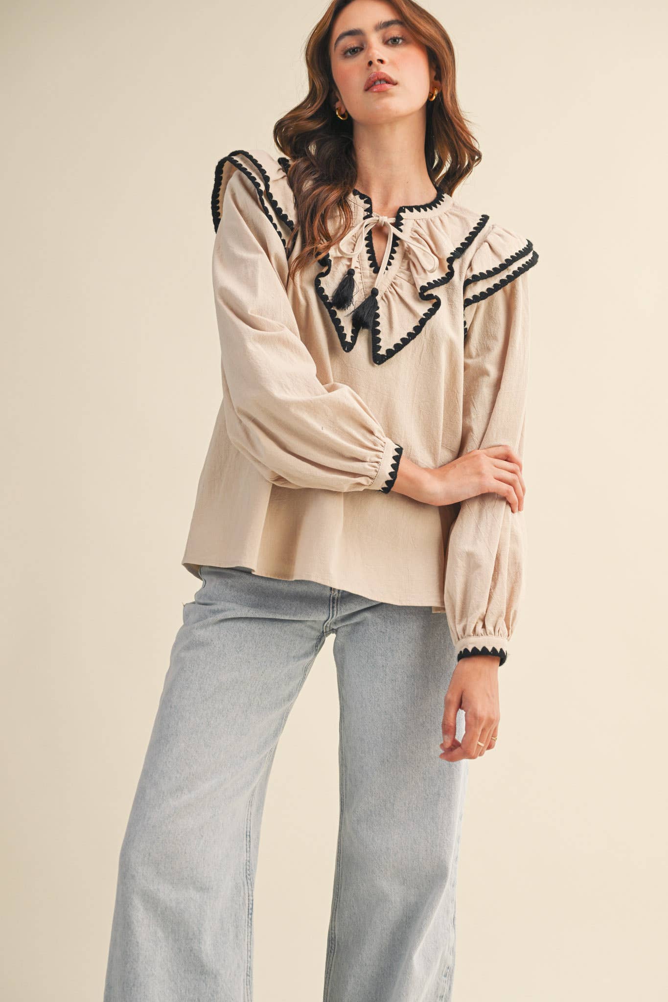 RUFFLED BALLOON SLEEVE TOP WITH CONTRAST STITC: Deep Sage Green