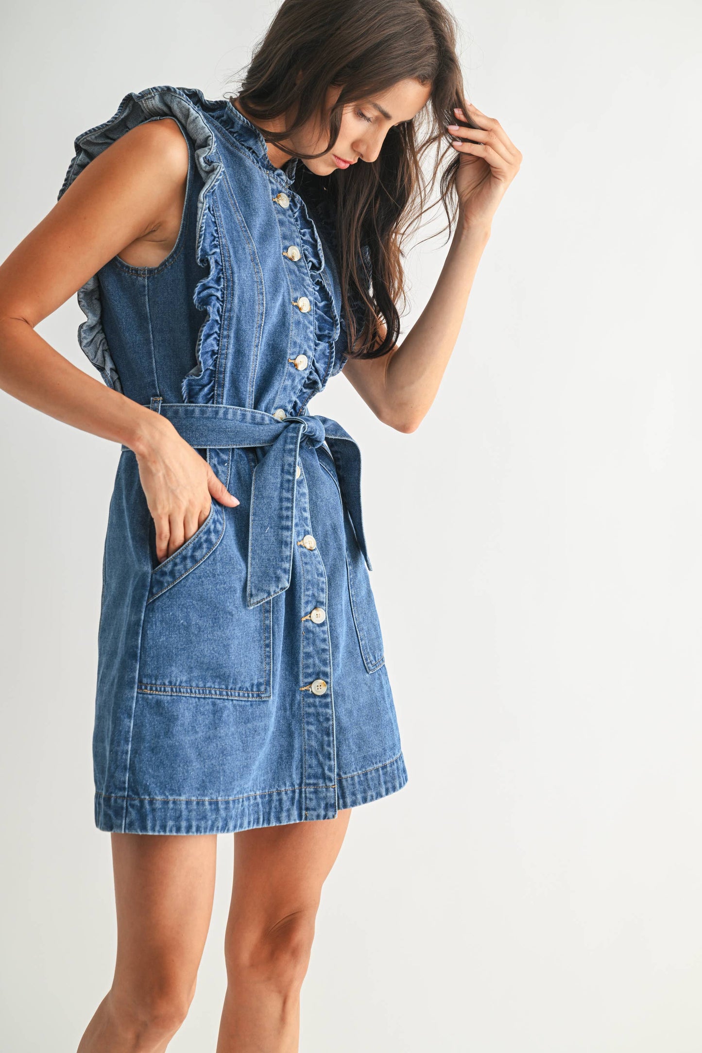 SLEEVELESS DENIM DRESS WITH RUFFLE DETAILS: LIGHT DENIM