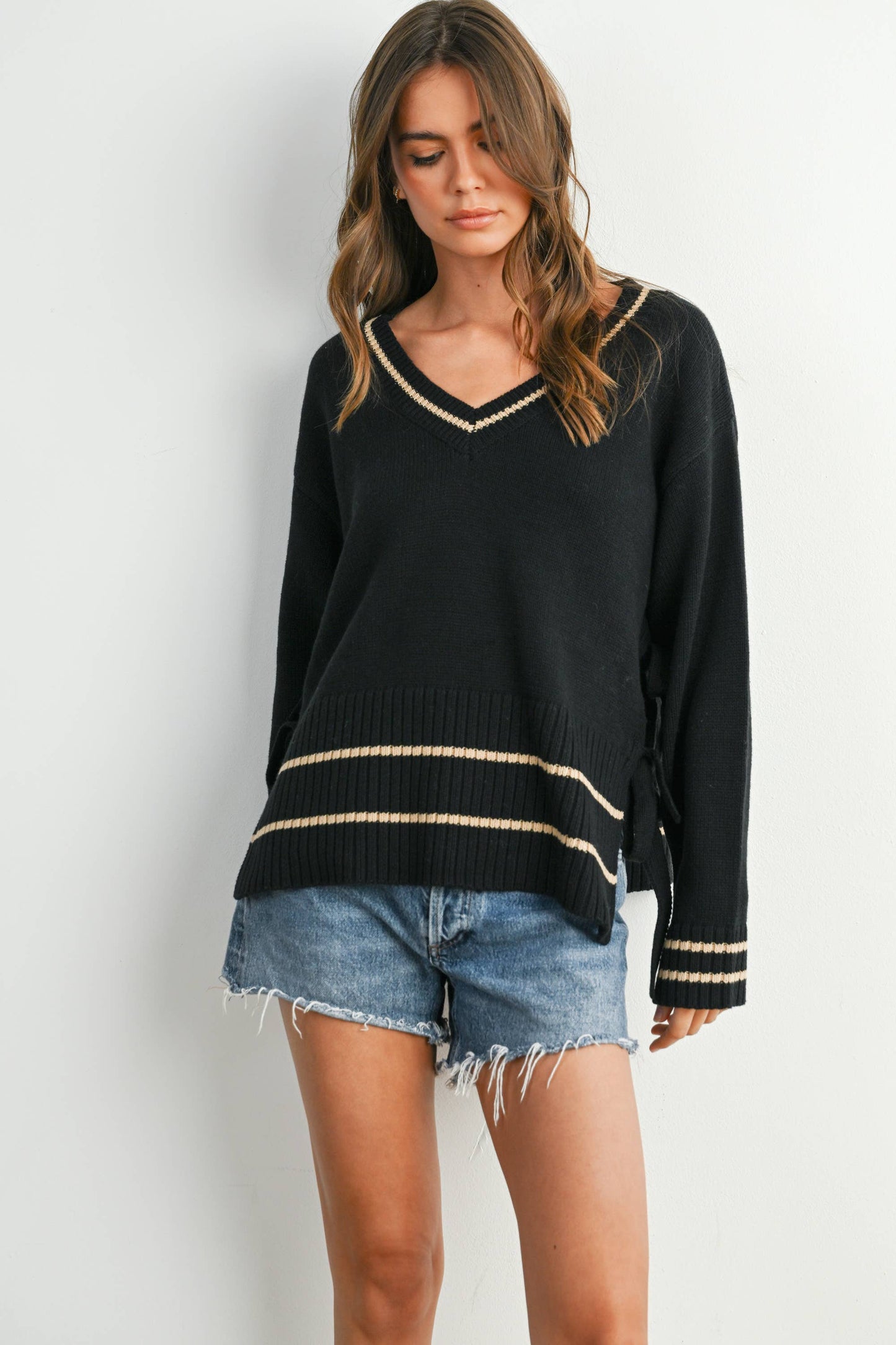 V-Neck Trimmed Long Sleeve Varsity Sweater - NAVY
