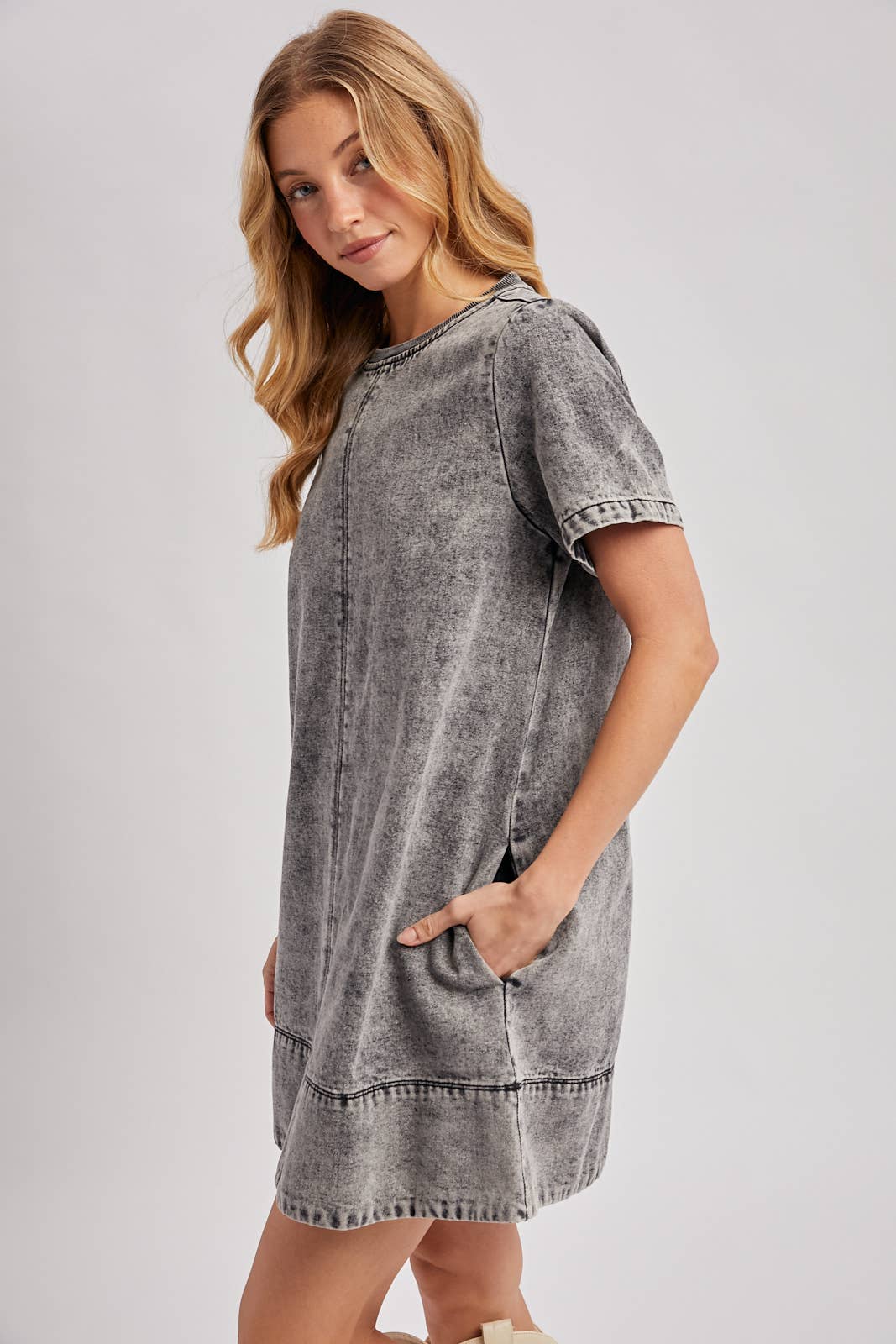 WASHED BLACK DENIM T-SHIRT DRESS: WASHED BLACK