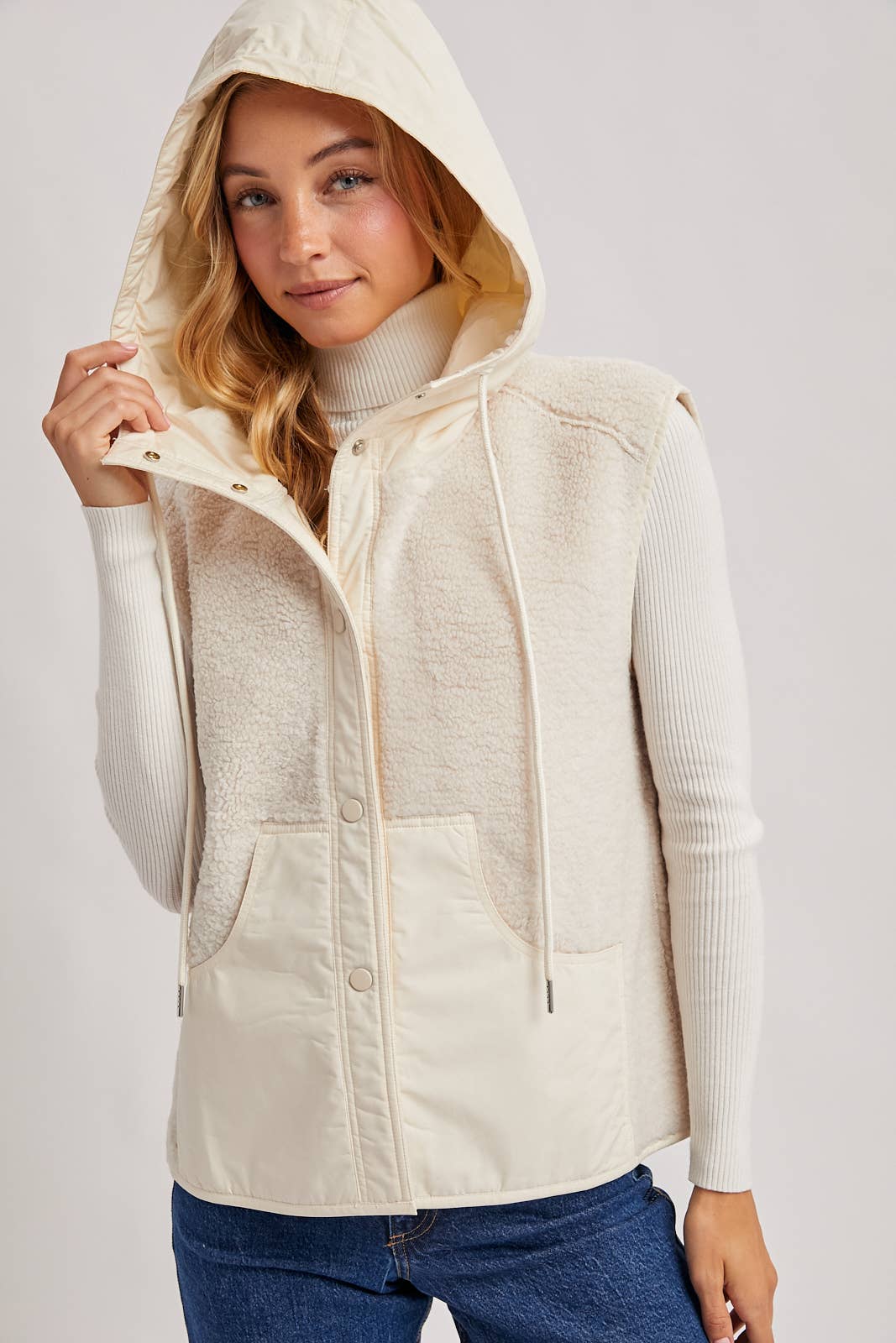 SHERPA FLEECE HOODED VEST WITH FAUX SUEDE INNER: ECRU / M