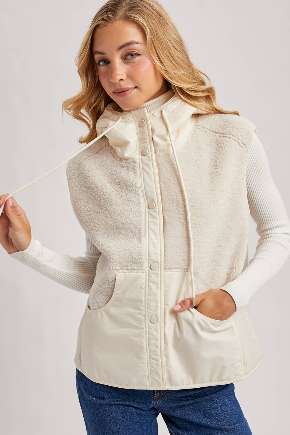 SHERPA FLEECE HOODED VEST WITH FAUX SUEDE INNER: ECRU / M