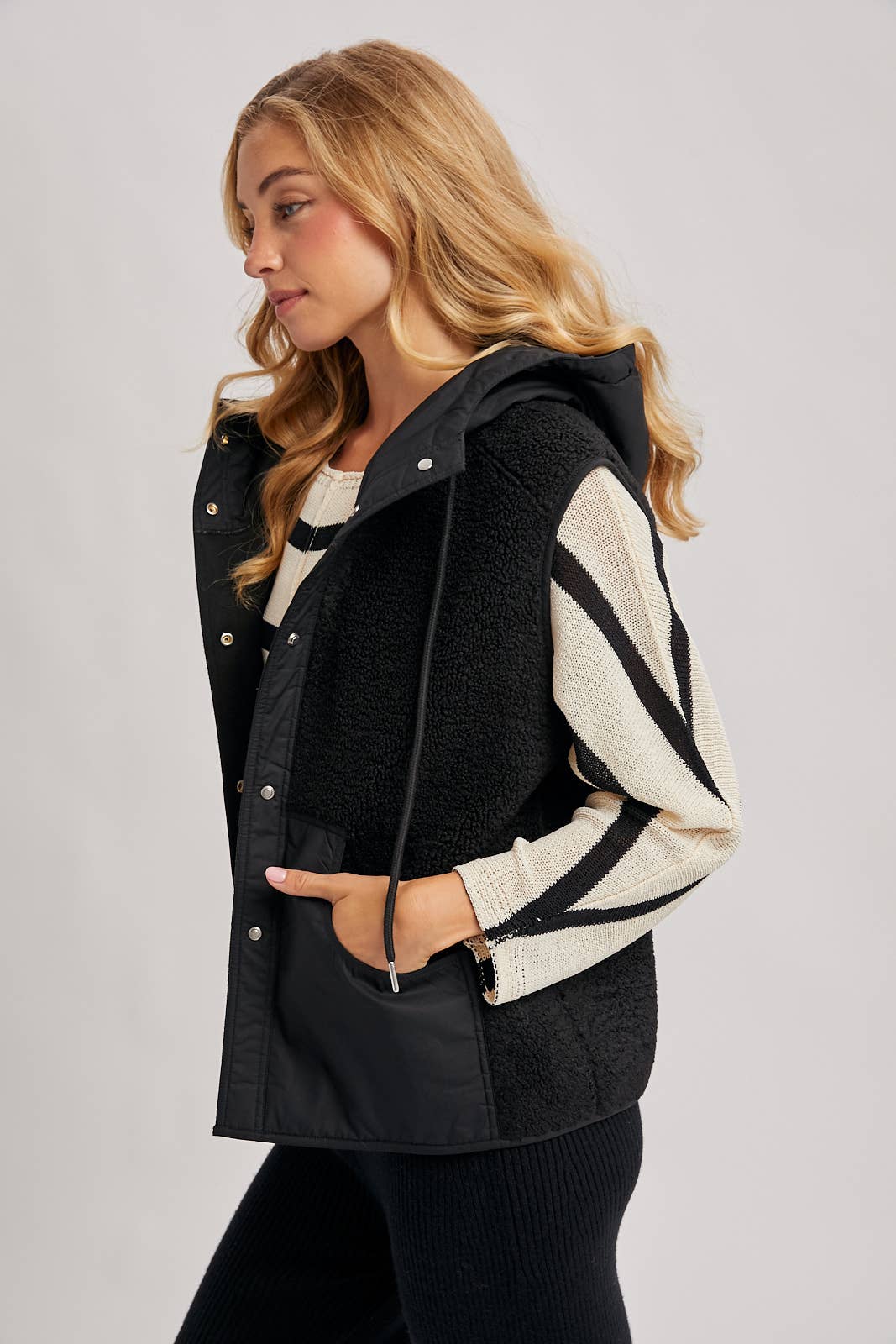 SHERPA FLEECE HOODED VEST WITH FAUX SUEDE INNER: ECRU / M