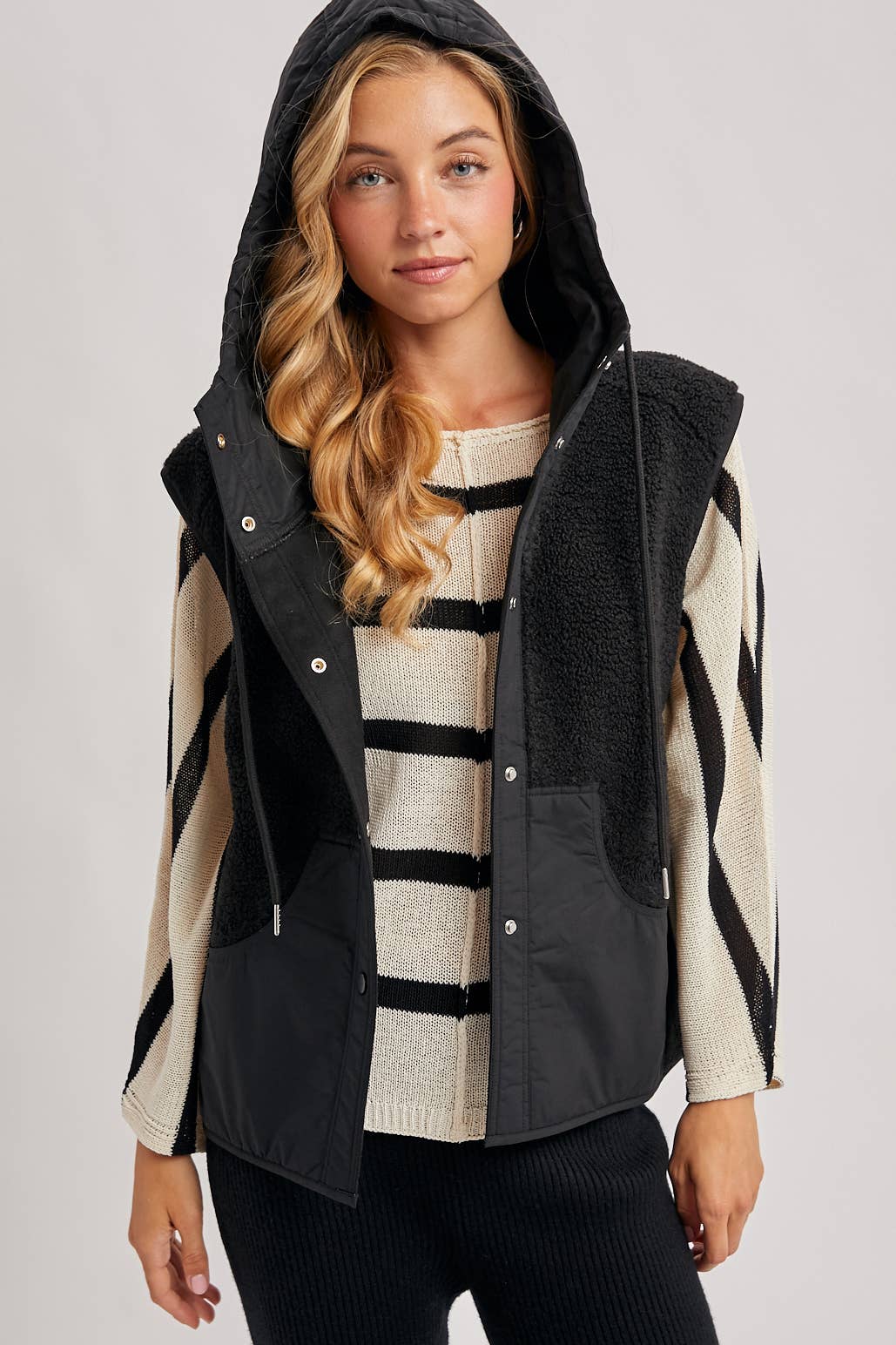 SHERPA FLEECE HOODED VEST WITH FAUX SUEDE INNER: ECRU / M