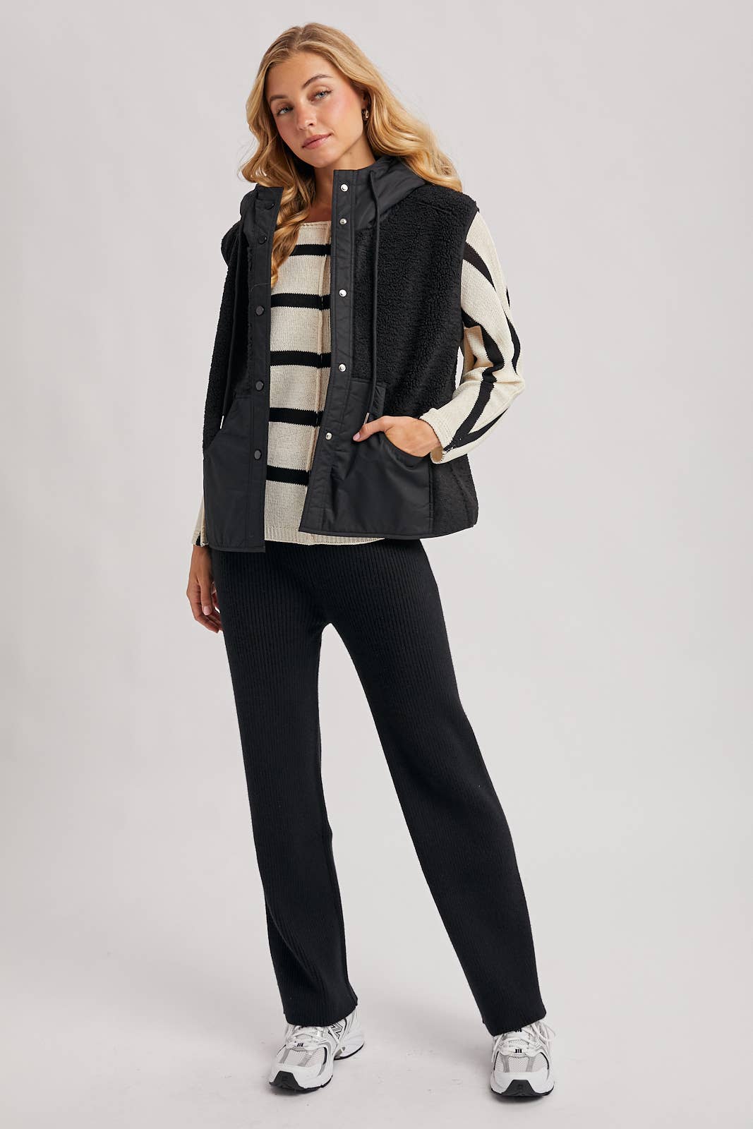 SHERPA FLEECE HOODED VEST WITH FAUX SUEDE INNER: ECRU / M