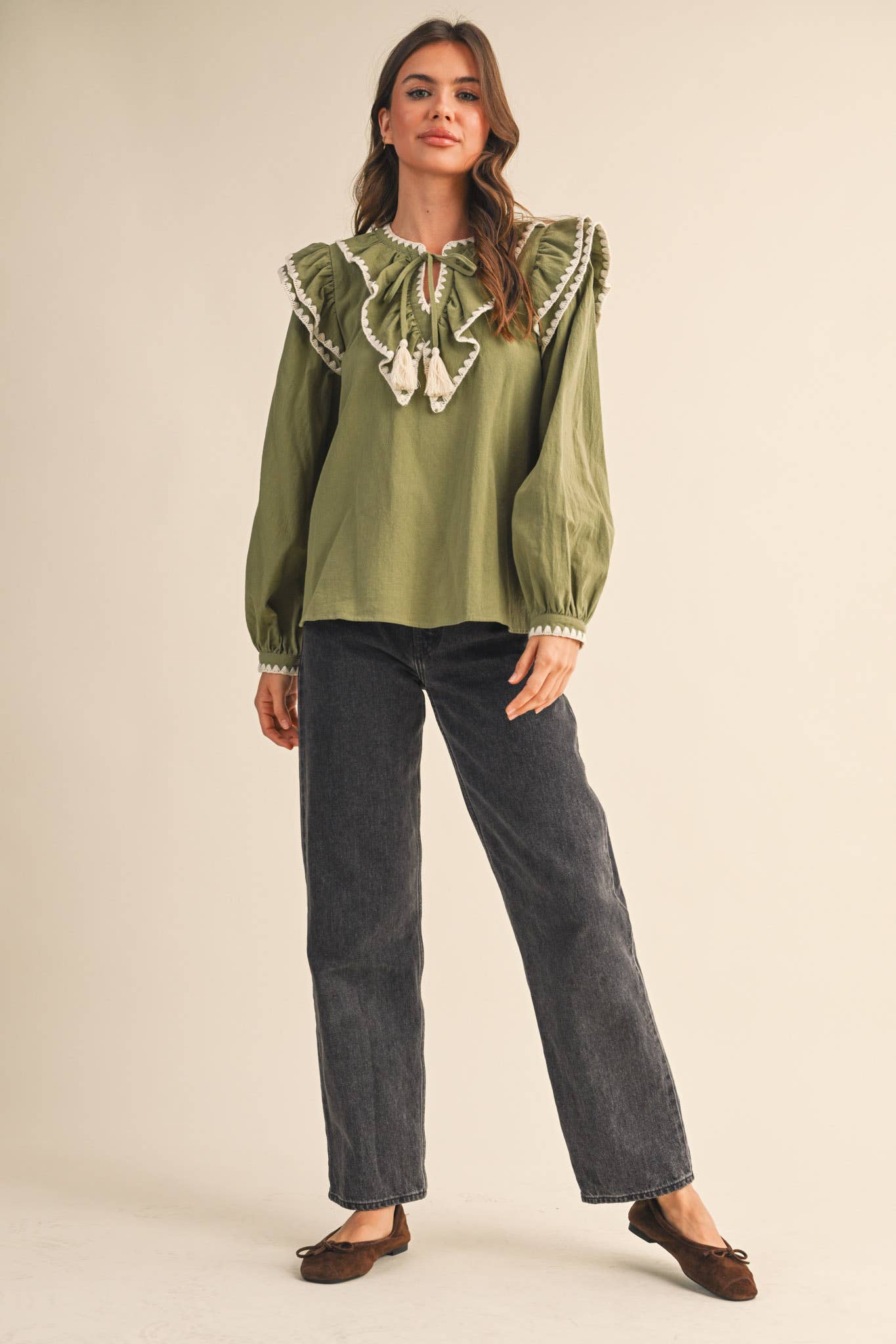 RUFFLED BALLOON SLEEVE TOP WITH CONTRAST STITC: Deep Sage Green